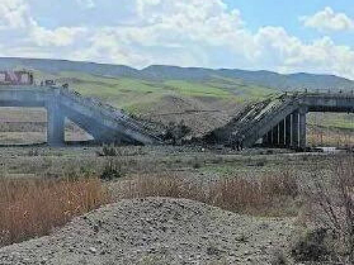 Raffica di attacchi strategici. Colpiti ponti, strade, ferrovie e oltre 50 obiettivi a Kharg