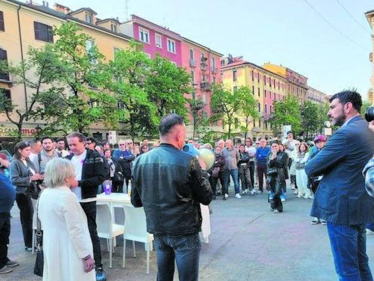 All'Isola centinaia in piazza per protestare contro la Ztl. 