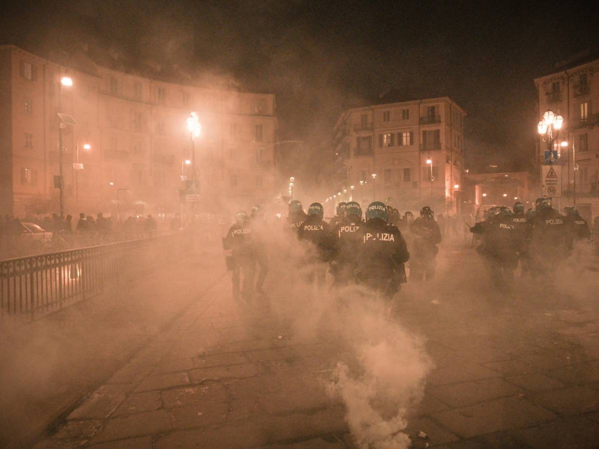 3243 denunce tra gli estremisti di sinistra e 425 poliziotti feriti tutti i numeri sulle piazze violente da Ilgiornale.it 3243 denunce tra gli estremisti di sinistra e 425 poliziotti feriti tutti i numeri sulle piazze violente