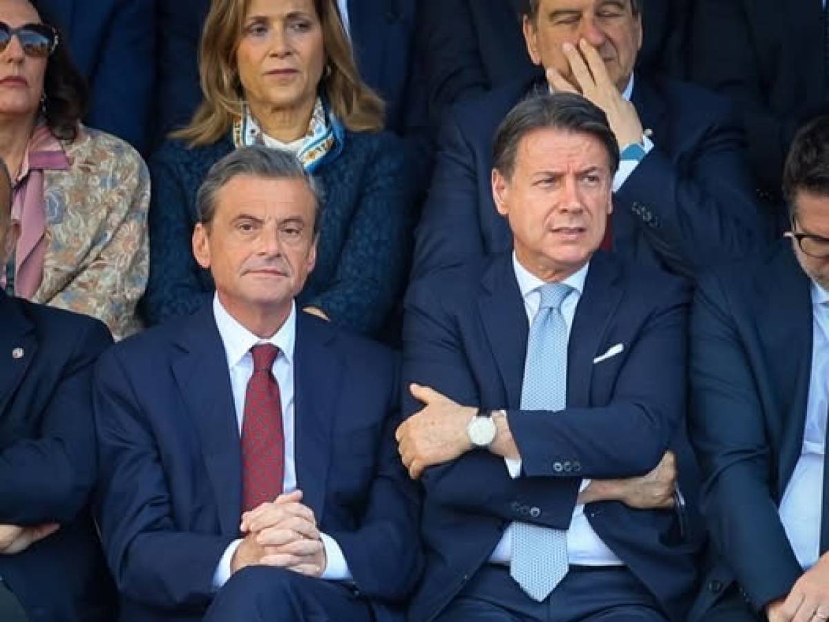 il calenda social dai calzoni rossi e la frecciata a conte da Ilgiornale.it il calenda social dai calzoni rossi e la frecciata a conte