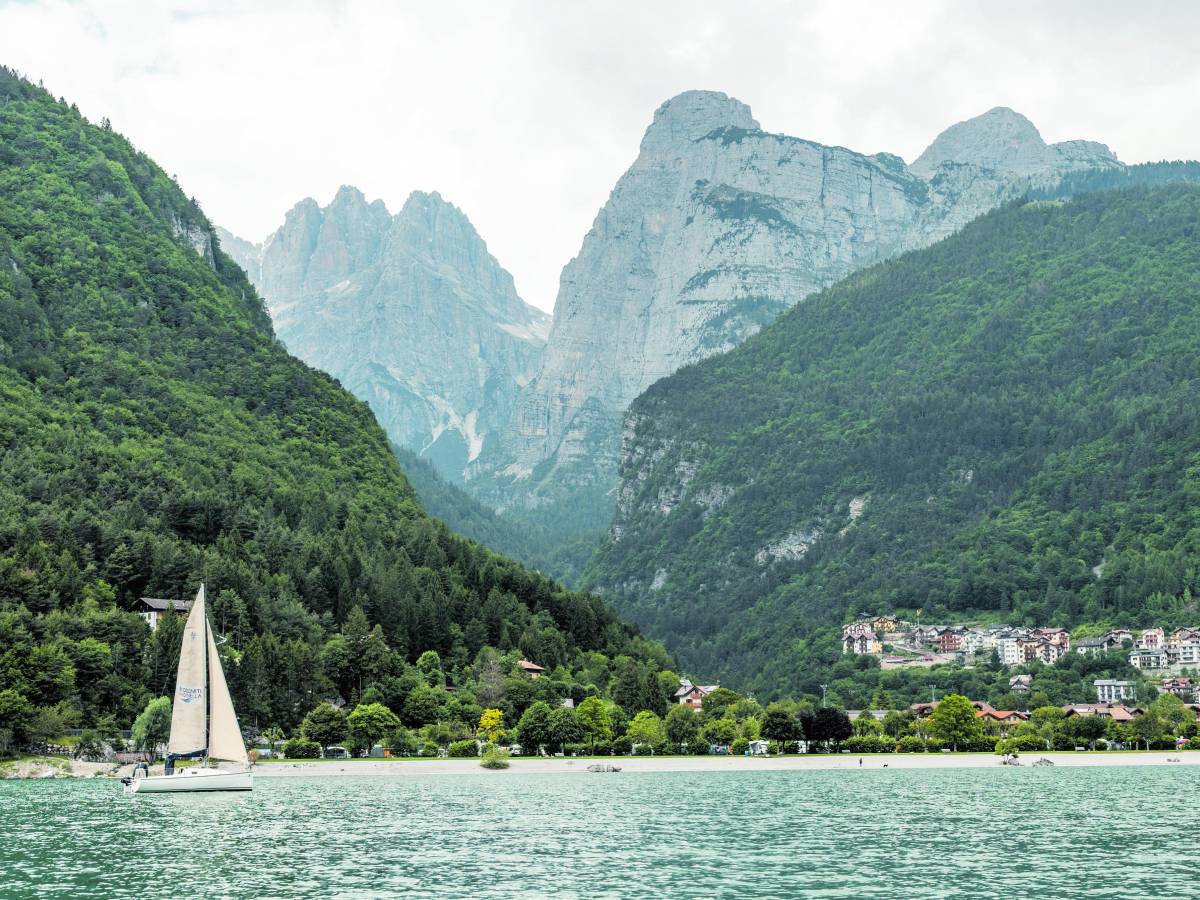 molveno il lago pi249 bello d8217italia dove si riflettono le dolomiti da Ilgiornale.it molveno il lago pi249 bello d8217italia dove si riflettono le dolomiti
