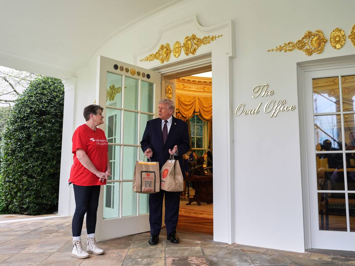 rider consegna hamburger e patatine alla casa bianca ad aprire la porta 232 trump in persona da Ilgiornale.it rider consegna hamburger e patatine alla casa bianca ad aprire la porta 232 trump in persona