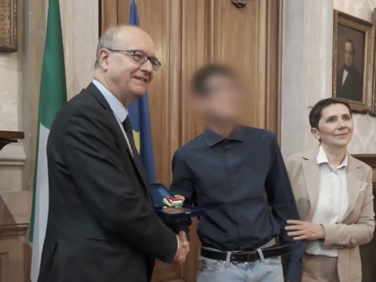 grazie hai avuto coraggio fieri di te valditara premia il ragazzo che salv242 la prof da Ilgiornale.it grazie hai avuto coraggio fieri di te valditara premia il ragazzo che salv242 la prof