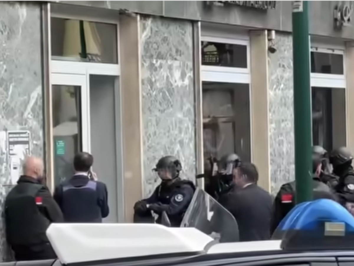 assalto alla banca nel cuore di napoli liberati i 25 ostaggi ma i rapinatori non si arrendono da Ilgiornale.it assalto alla banca nel cuore di napoli liberati i 25 ostaggi ma i rapinatori non si arrendono