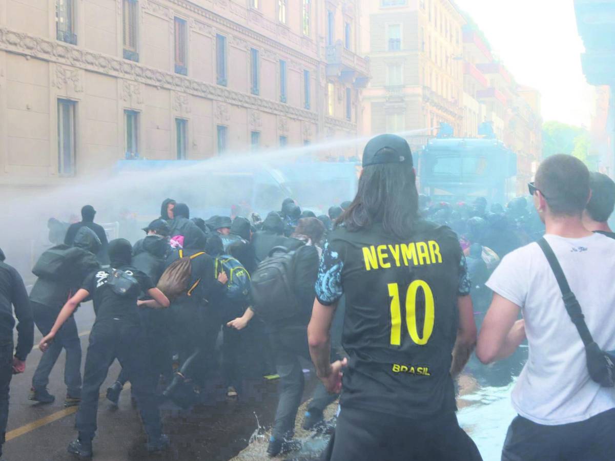 tre cortei e massima allerta attesi in diecimila in duomo da Ilgiornale.it tre cortei e massima allerta attesi in diecimila in duomo