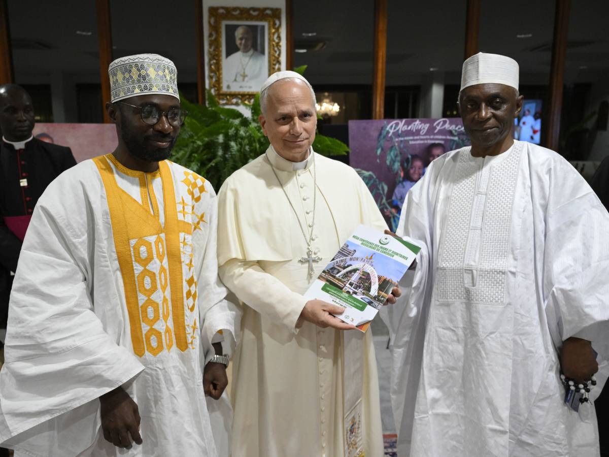 un mondo a rovescio l attacco del papa ai signori della guerra poi il siparietto sugli orecchini sono per mia nipote da Ilgiornale.it un mondo a rovescio l attacco del papa ai signori della guerra poi il siparietto sugli orecchini sono per mia nipote