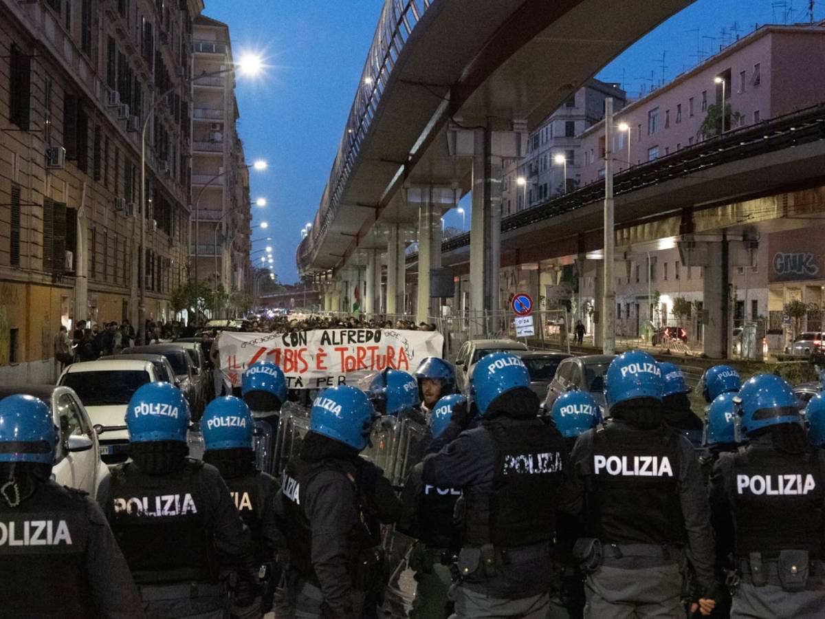 a bottigliate quando volete ora gli anarchici sfottono il poliziotto ferito a roma da Ilgiornale.it a bottigliate quando volete ora gli anarchici sfottono il poliziotto ferito a roma