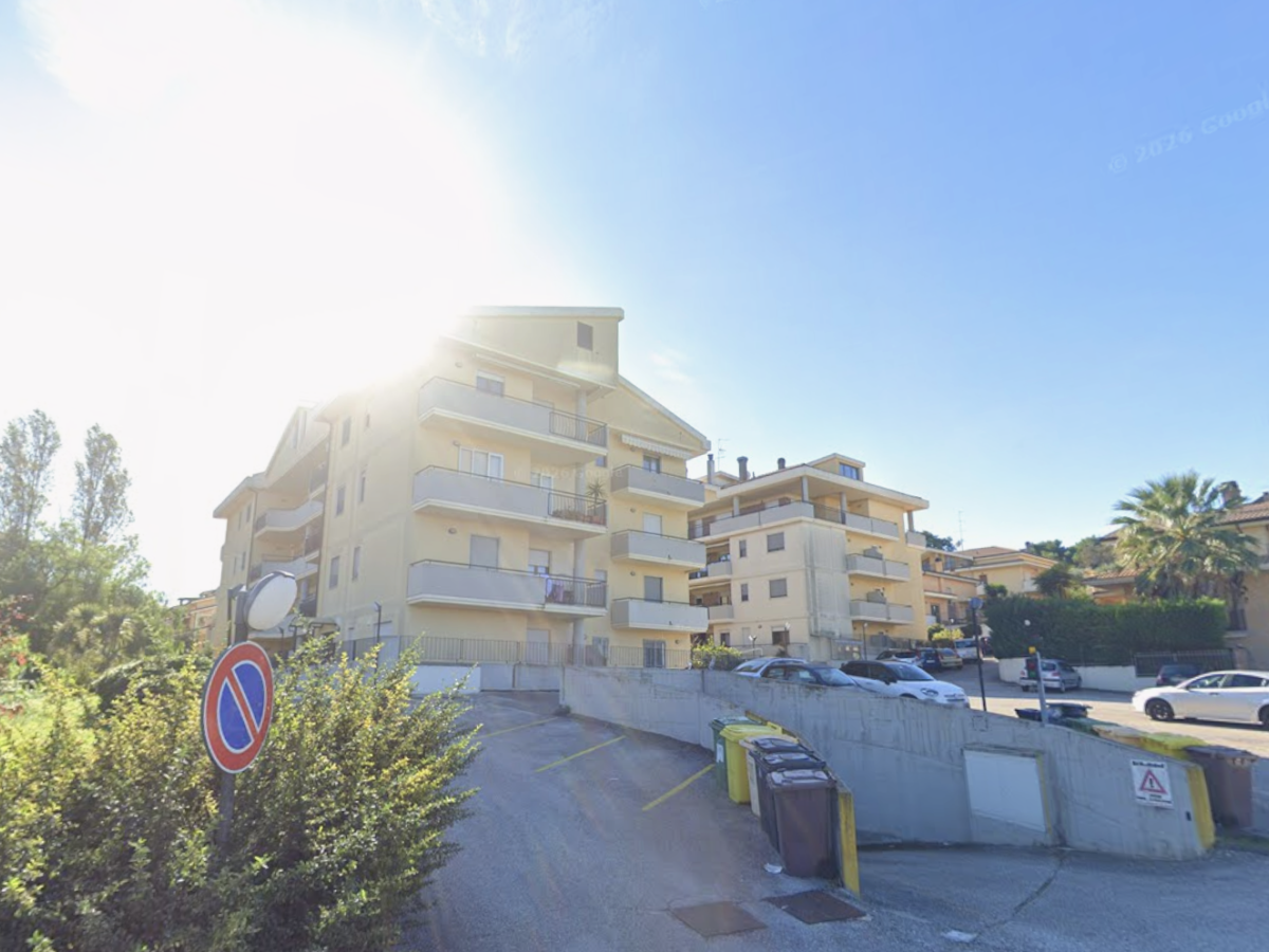 vasto orrore nel garage condominiale 21enne trovato morto accoltellato da Ilgiornale.it vasto orrore nel garage condominiale 21enne trovato morto accoltellato