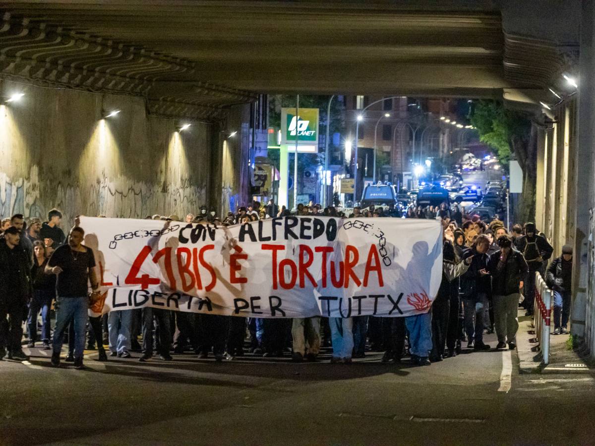 il governo in campo a fianco dell agente ferito a roma non riuscirete a intimidire lo stato matone minacciata da Ilgiornale.it il governo in campo a fianco dell agente ferito a roma non riuscirete a intimidire lo stato matone minacciata