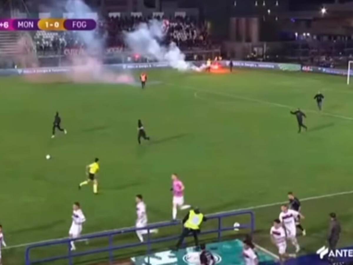 follia in monopoli foggia gli ultras fanno invasione di campo e vengono arrestati da Ilgiornale.it follia in monopoli foggia gli ultras fanno invasione di campo e vengono arrestati