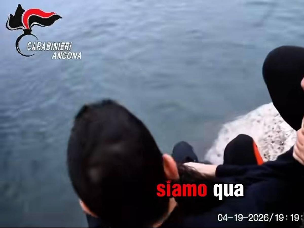 se cadi tu cado anche io con te il carabiniere salva un uomo che voleva suicidarsi da Ilgiornale.it se cadi tu cado anche io con te il carabiniere salva un uomo che voleva suicidarsi