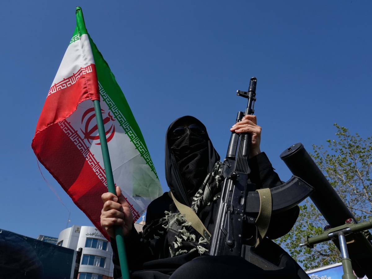 scontro tra i negoziatori e i pasdaran e khamenei non risponde la lotta di potere che frena la trattativa con gli usa da Ilgiornale.it scontro tra i negoziatori e i pasdaran e khamenei non risponde la lotta di potere che frena la trattativa con gli usa