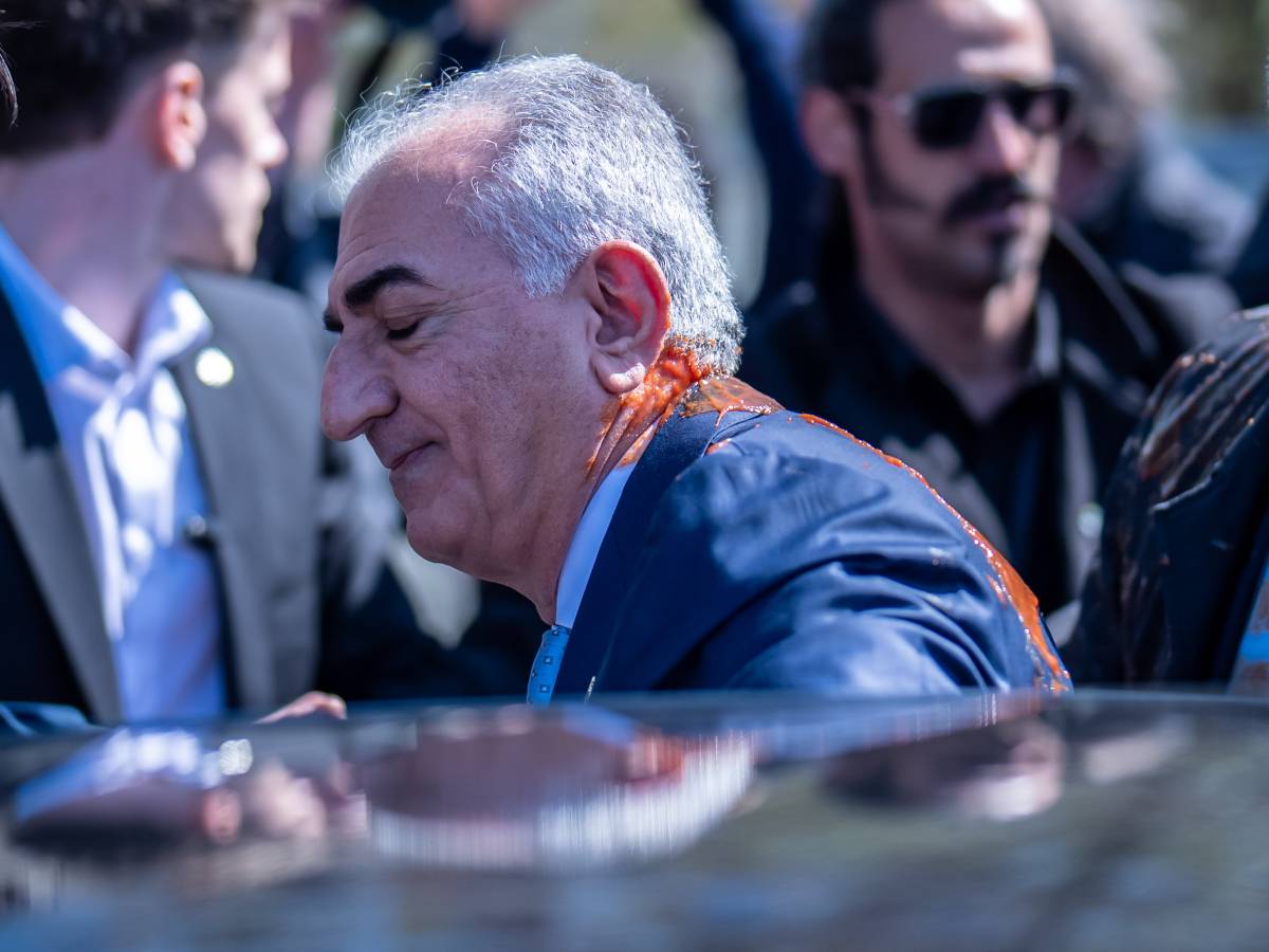 pahlavi colpito con del succo di pomodoro a berlino arrestato l8217aggressore da Ilgiornale.it pahlavi colpito con del succo di pomodoro a berlino arrestato l8217aggressore