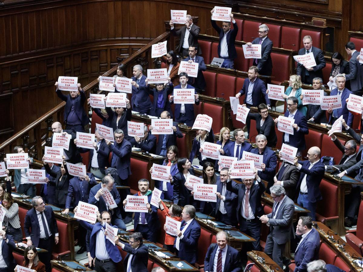 dl sicurezza via libera definitivo sceneggiata dell opposizione fazzoletti e bella ciao da Ilgiornale.it dl sicurezza via libera definitivo sceneggiata dell opposizione fazzoletti e bella ciao