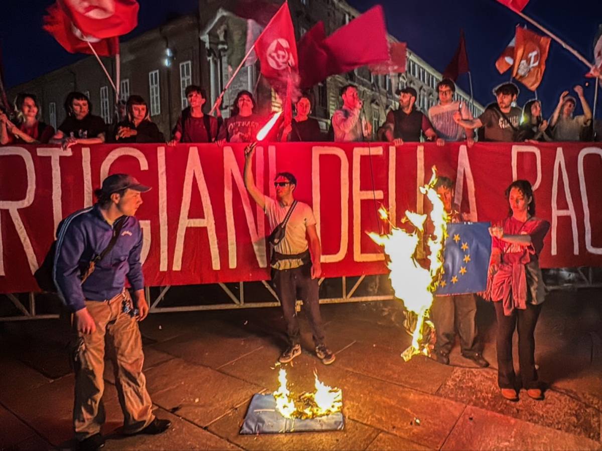 25 aprile a torino si bruciano le bandiere di ue e nato slogan contro meloni issata la bandiera della palestina da Ilgiornale.it 25 aprile a torino si bruciano le bandiere di ue e nato slogan contro meloni issata la bandiera della palestina