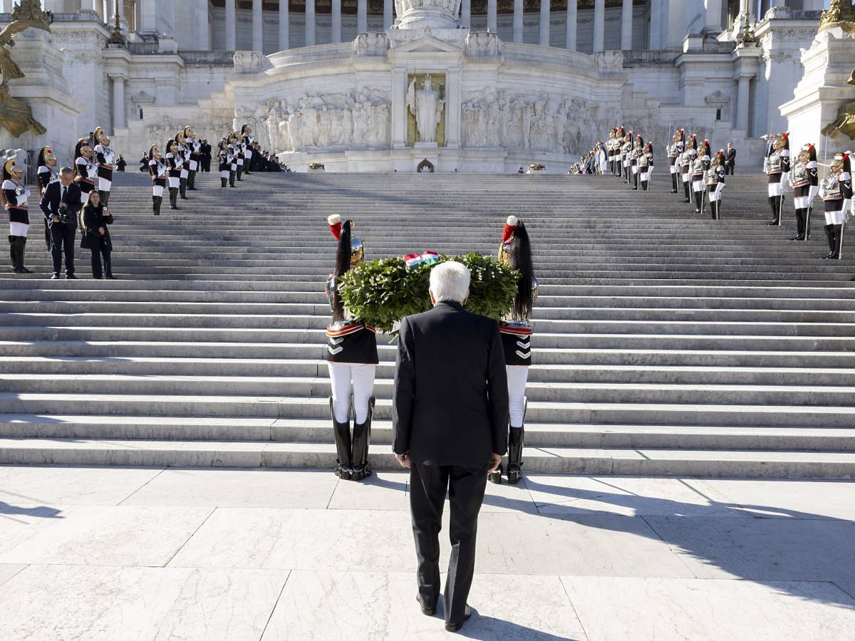 mattarella e meloni all altare della patria per l anniversario della liberazione da Ilgiornale.it mattarella e meloni all altare della patria per l anniversario della liberazione
