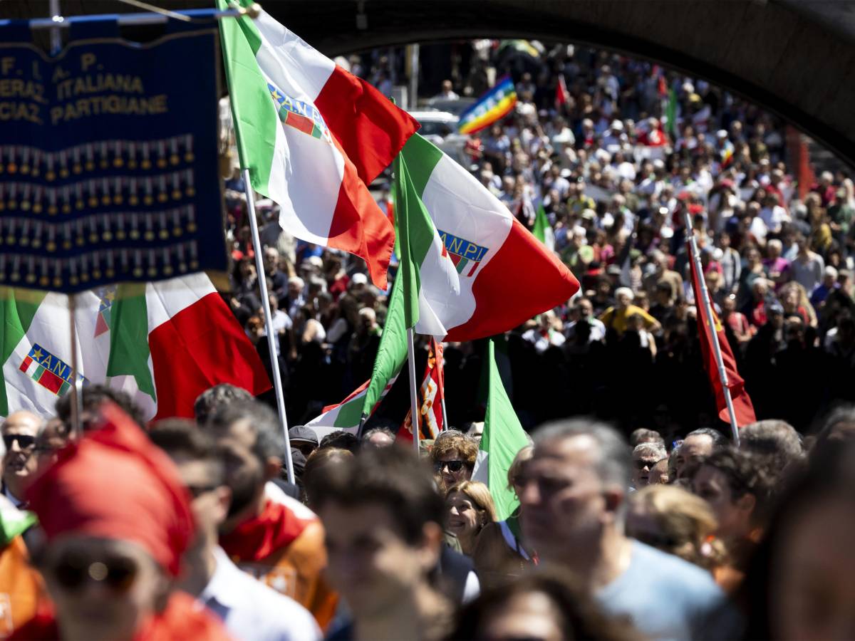 roma spari contro una coppia col fazzoletto dell anpi 200 stato un uomo col casco nero e la mimetica da Ilgiornale.it roma spari contro una coppia col fazzoletto dell anpi 200 stato un uomo col casco nero e la mimetica