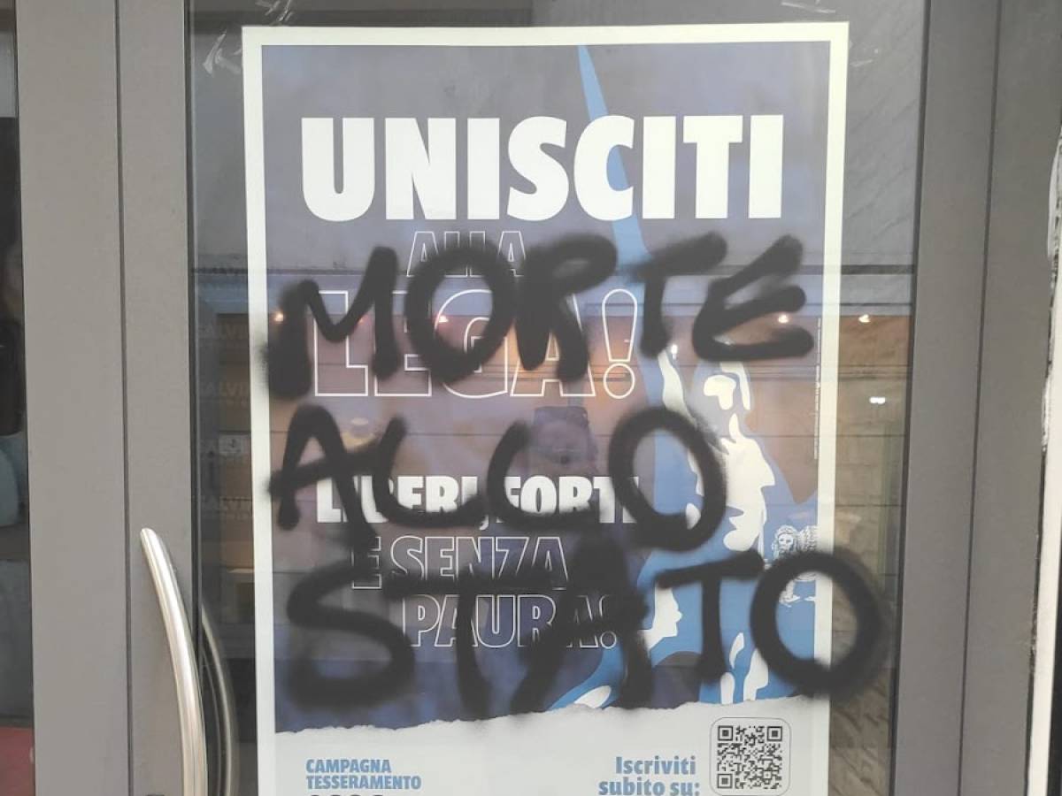 morte allo stato anarchici e comunisti vandalizzano la sede della lega da Ilgiornale.it morte allo stato anarchici e comunisti vandalizzano la sede della lega