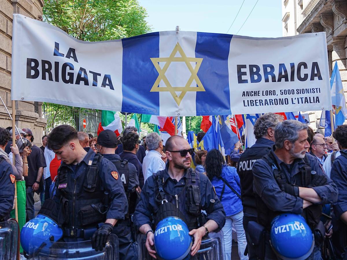 ebrei espulsi dal corteo siete saponette mancate da Ilgiornale.it ebrei espulsi dal corteo siete saponette mancate