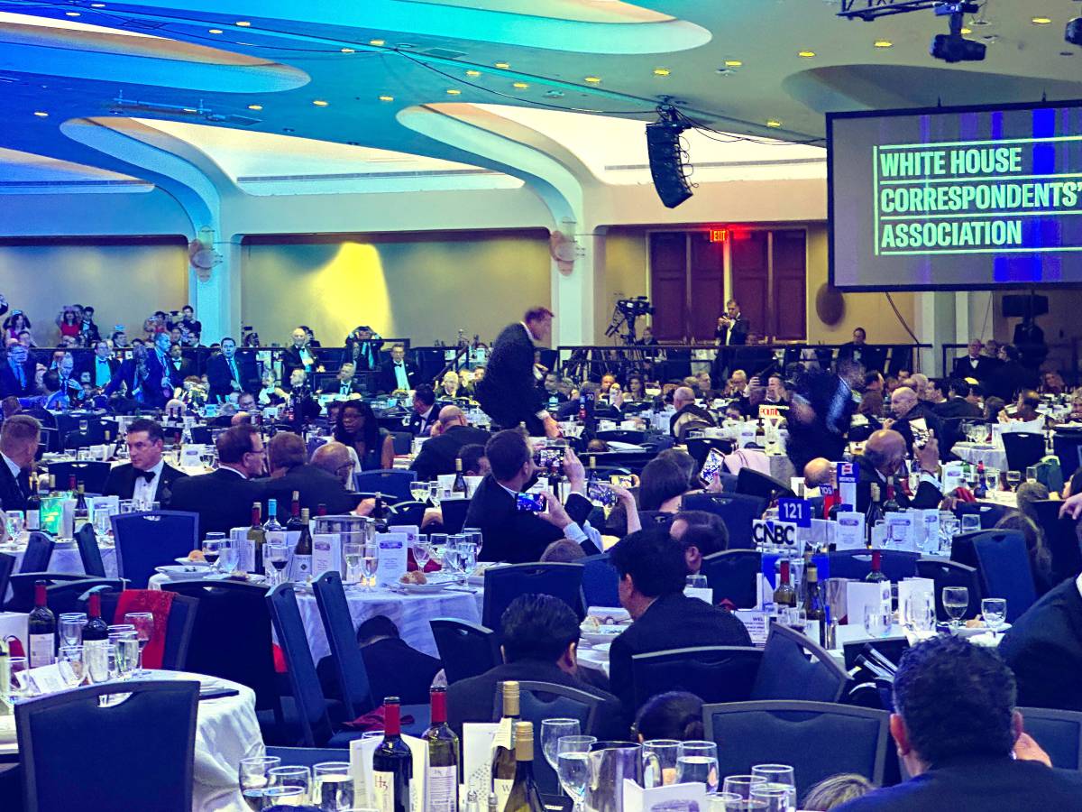 ci siamo abbassati sotto i tavoli abbiamo sentito gli spari il racconto dei corrispondenti alla cena con trump da Ilgiornale.it ci siamo abbassati sotto i tavoli abbiamo sentito gli spari il racconto dei corrispondenti alla cena con trump