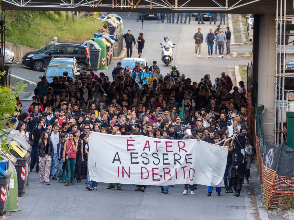 il blitz a roma dopo trent anni sgomberato l38 centro sociale rosso da Ilgiornale.it il blitz a roma dopo trent anni sgomberato l38 centro sociale rosso