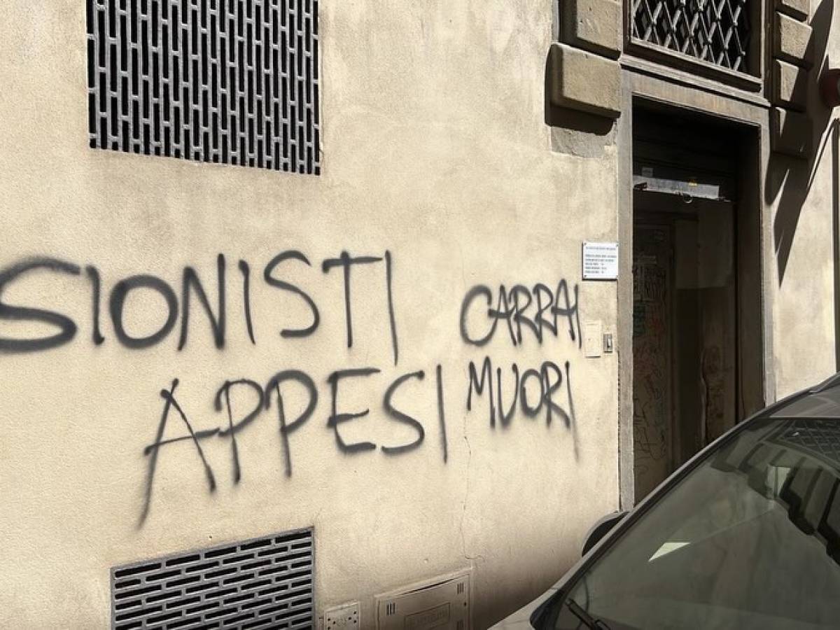 ebrei bruciati vivi sionisti appesi le scritte choc a firenze da Ilgiornale.it ebrei bruciati vivi sionisti appesi le scritte choc a firenze