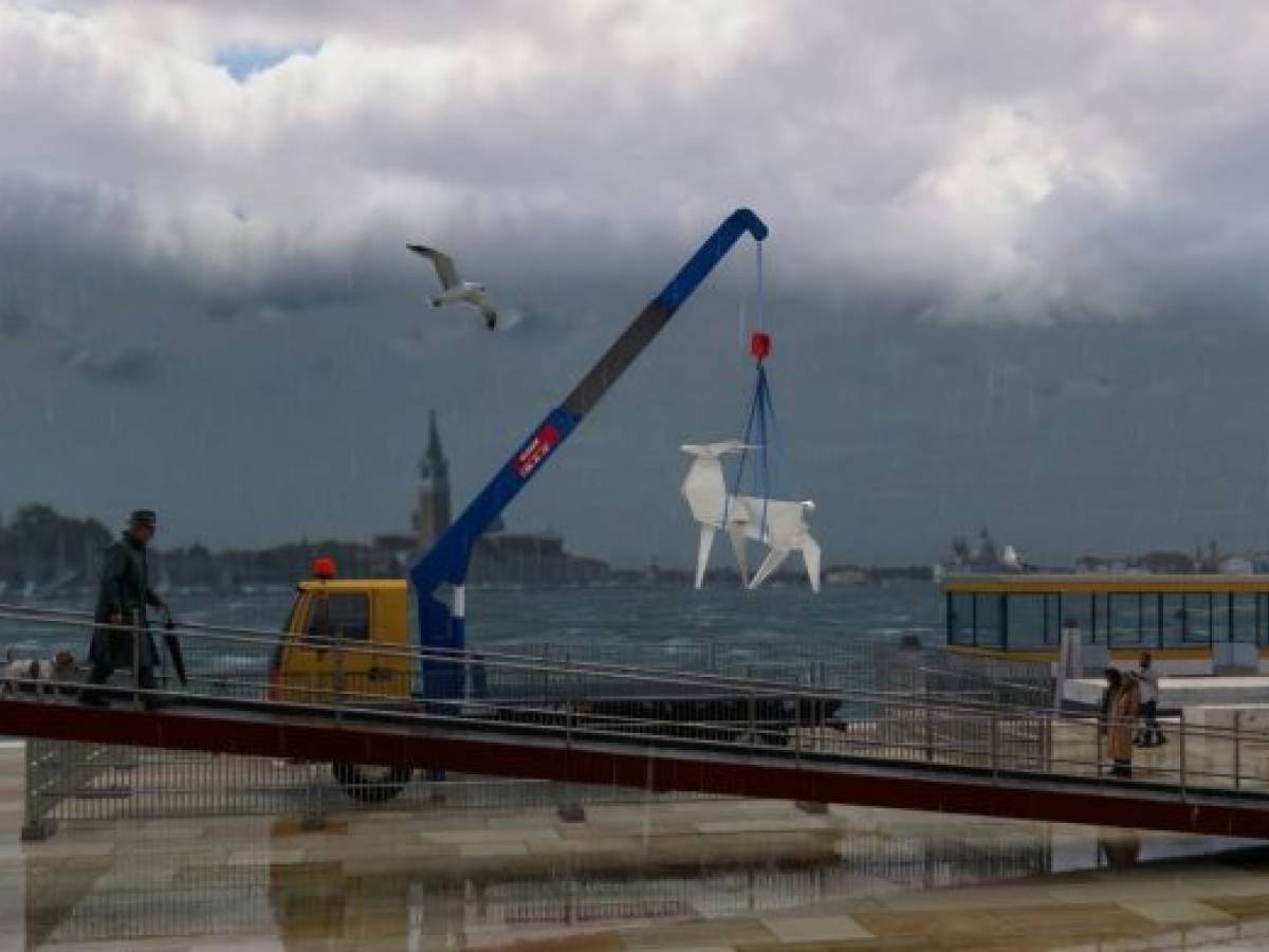 e a venezia il cervo ucraino sorveglia il padiglione russo da Ilgiornale.it e a venezia il cervo ucraino sorveglia il padiglione russo
