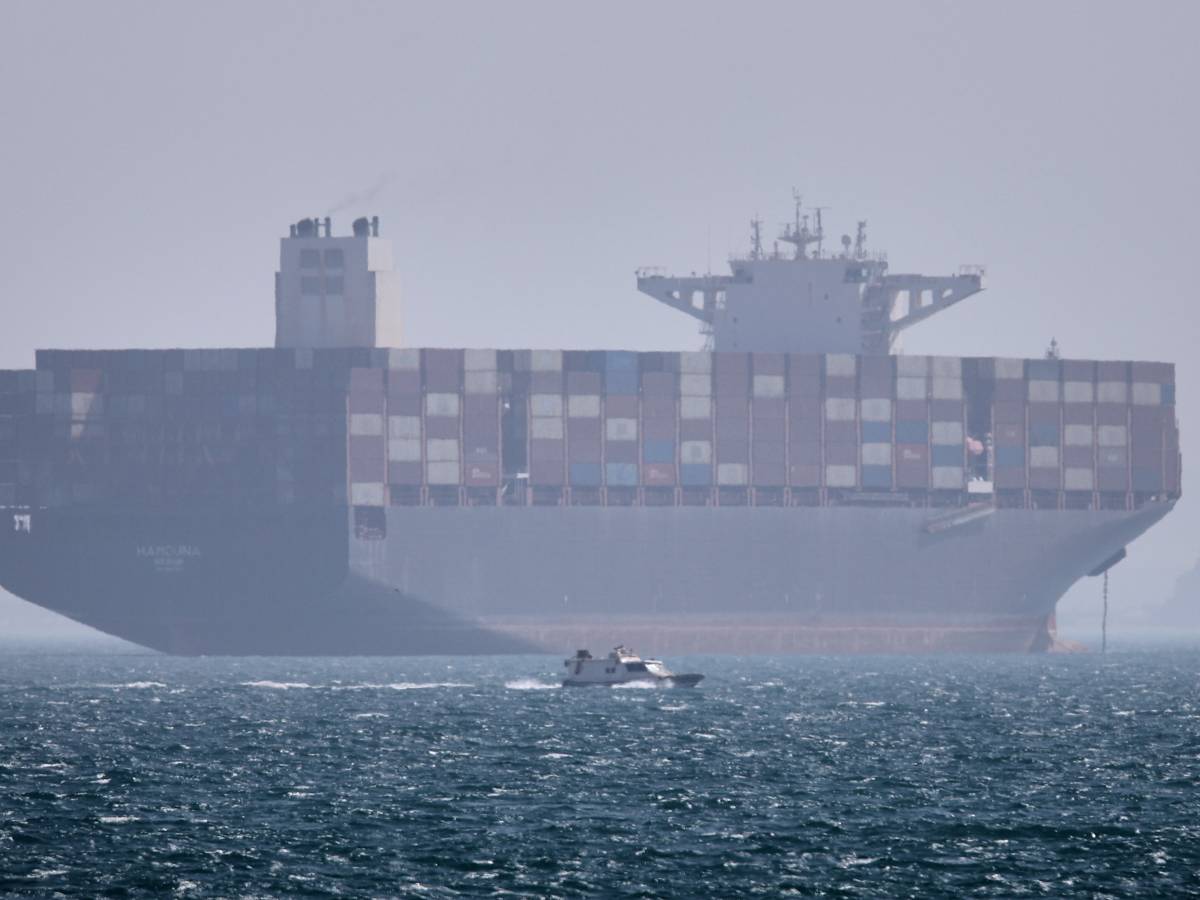 alta tensione ad hormuz scambio di colpi usa iran in azione anche elicotteri sea hawk e ah 64 qatar e eau chiudono lo spazio aereo da Ilgiornale.it alta tensione ad hormuz scambio di colpi usa iran in azione anche elicotteri sea hawk e ah 64 qatar e eau chiudono lo spazio aereo