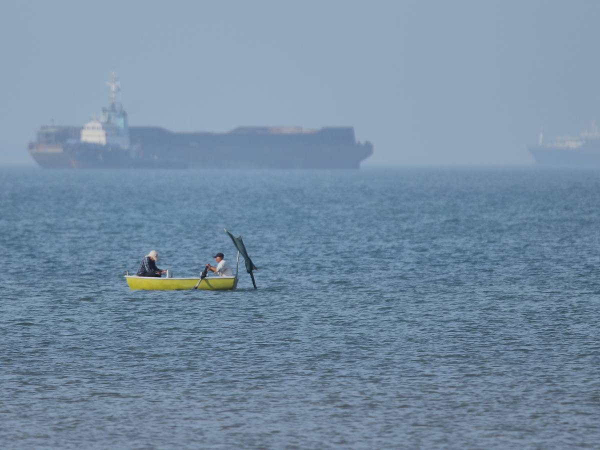 il golfo si infiamma tornano missili e droni su pozzi e petroliere emirati oman bahrein nel mirino dei pasdaran da Ilgiornale.it il golfo si infiamma tornano missili e droni su pozzi e petroliere emirati oman bahrein nel mirino dei pasdaran