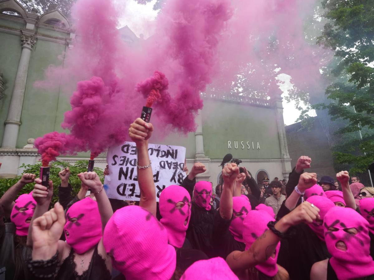 le pussy riot all8217assedio e giuli passa al contrattacco da Ilgiornale.it le pussy riot all8217assedio e giuli passa al contrattacco