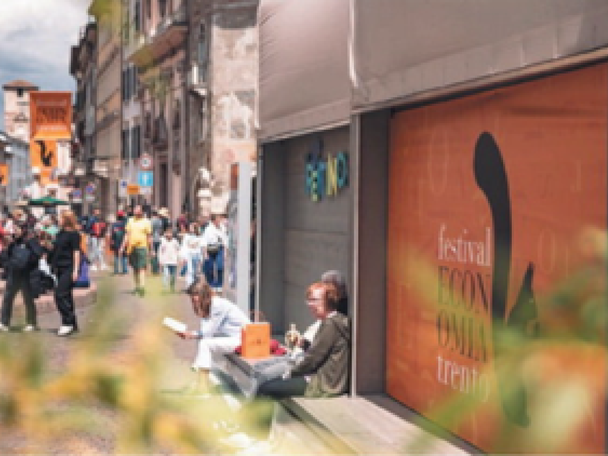 Talk, laboratori e performance. Quando l'economia scende in piazza