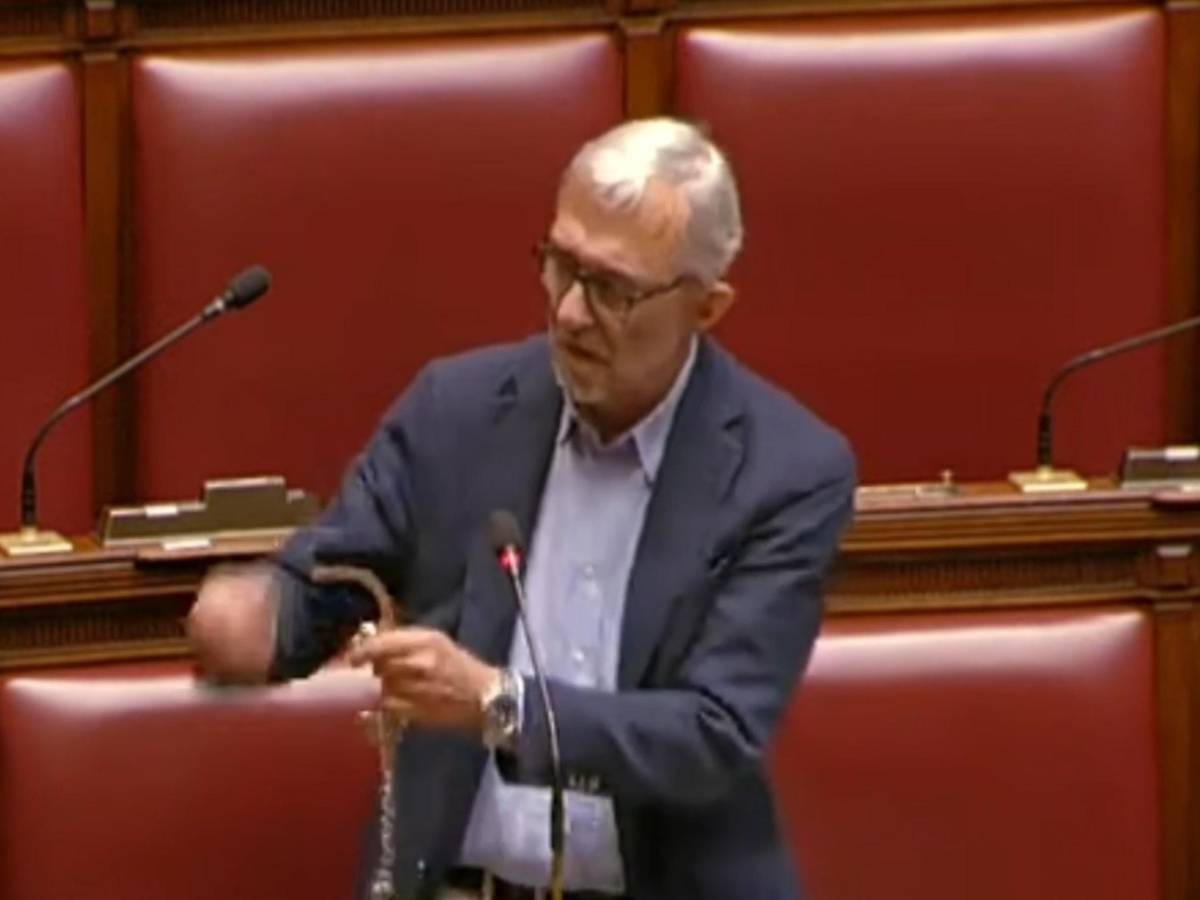 giachetti si incatena in aula qui finch233 non si sblocca la vigilanza rai da Ilgiornale.it giachetti si incatena in aula qui finch233 non si sblocca la vigilanza rai