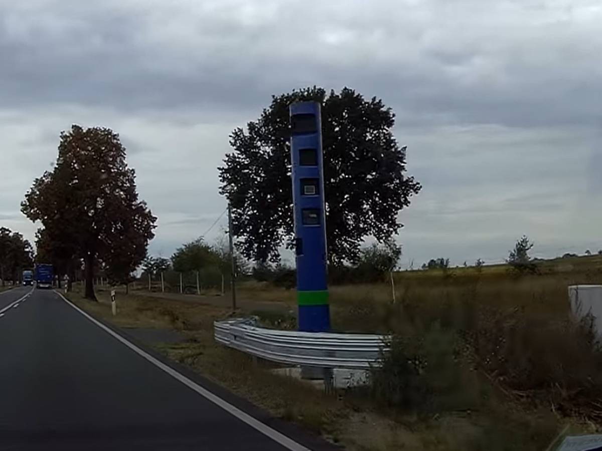 le strane colonne blu lungo le autostrade che inquietano gli automobilisti ecco cosa sono da Ilgiornale.it le strane colonne blu lungo le autostrade che inquietano gli automobilisti ecco cosa sono