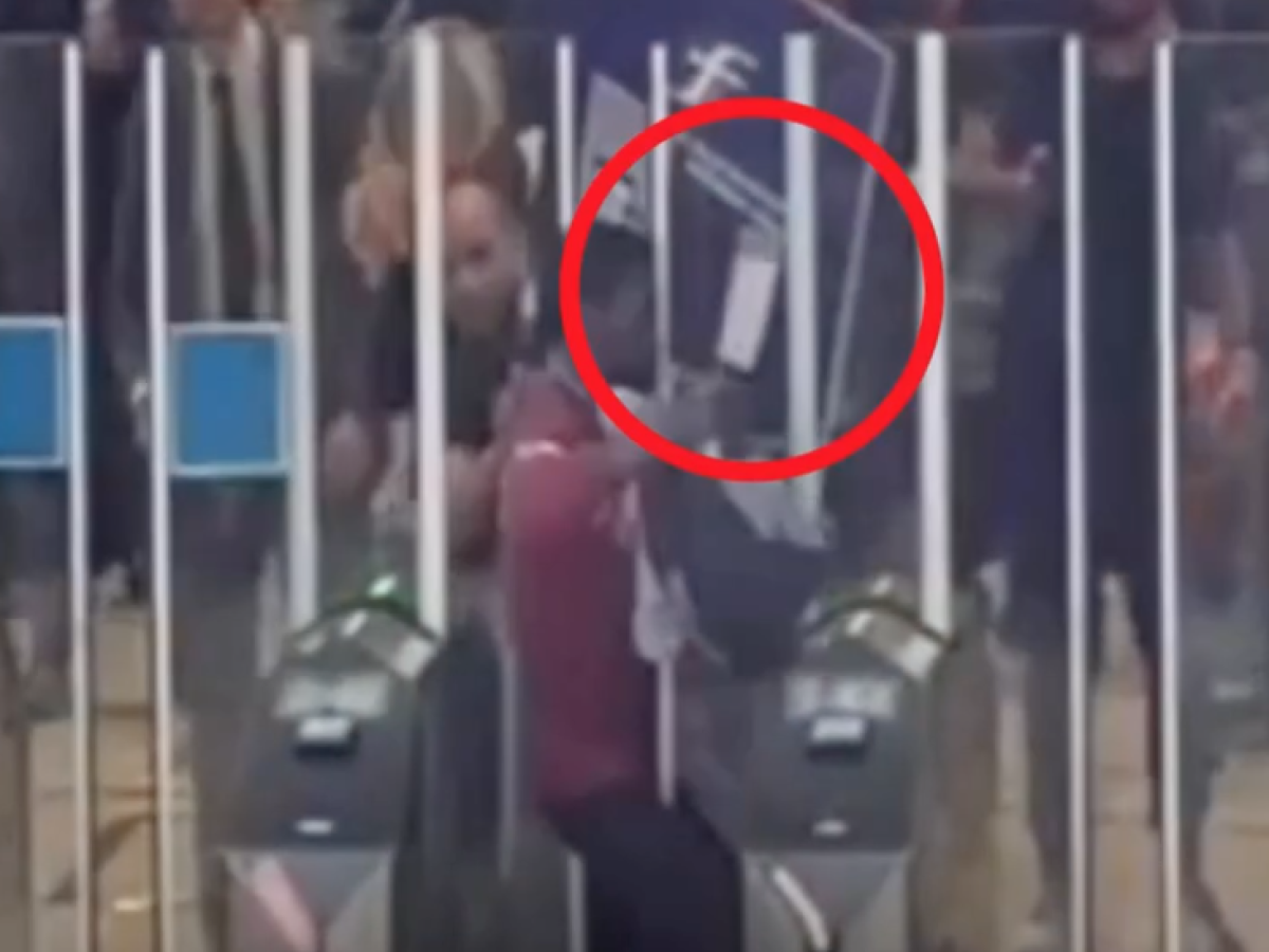 forza i varchi d8217ingresso della stazione centrale di milano e sale sul treno fermato col taser da Ilgiornale.it forza i varchi d8217ingresso della stazione centrale di milano e sale sul treno fermato col taser