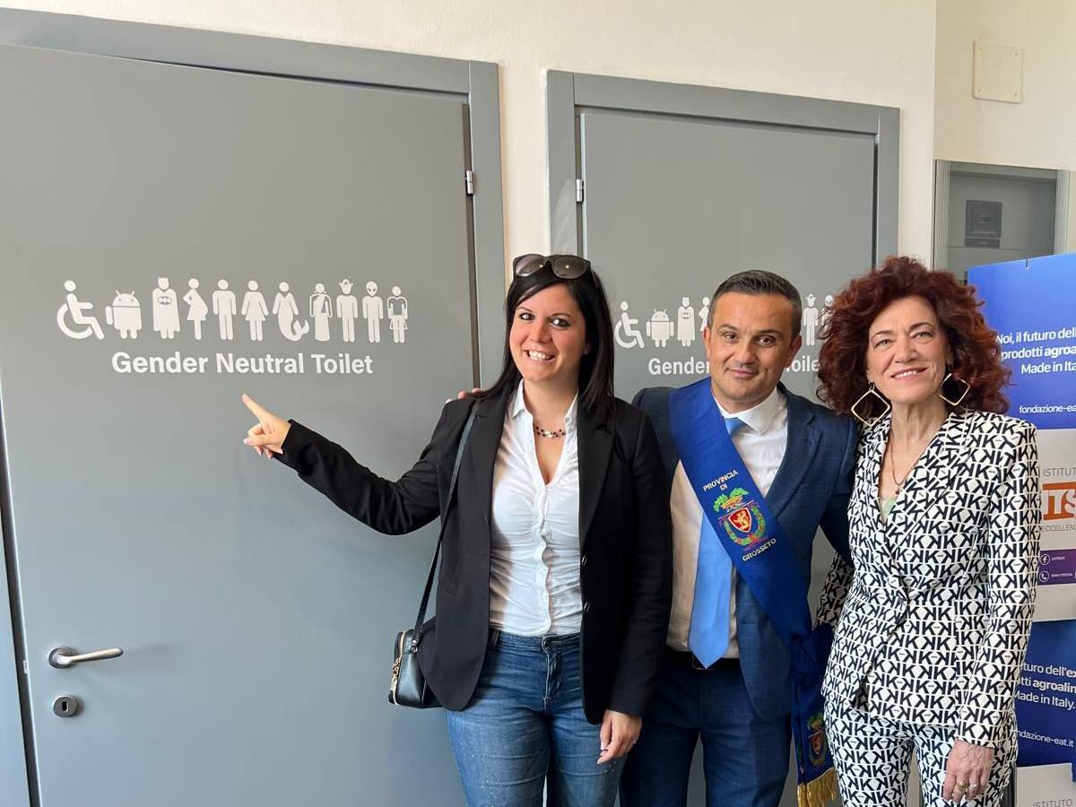 bagni woke con alieni e sirene esplode la polemica in una scuola a grosseto da Ilgiornale.it bagni woke con alieni e sirene esplode la polemica in una scuola a grosseto
