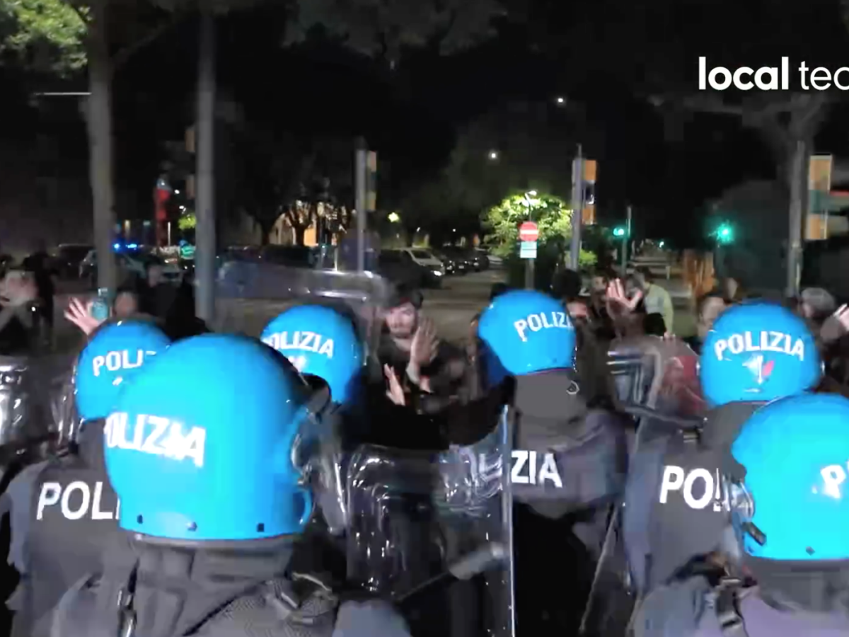modena antagonisti contro il presidio pacifico per l attentato tensioni e scontri con la polizia da Ilgiornale.it modena antagonisti contro il presidio pacifico per l attentato tensioni e scontri con la polizia