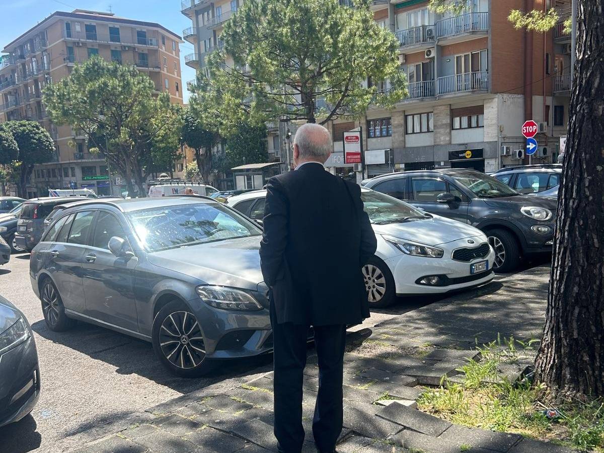 il parcheggiatore abusivo e i cantieri vincenzo de luca torna sceriffo da Ilgiornale.it il parcheggiatore abusivo e i cantieri vincenzo de luca torna sceriffo