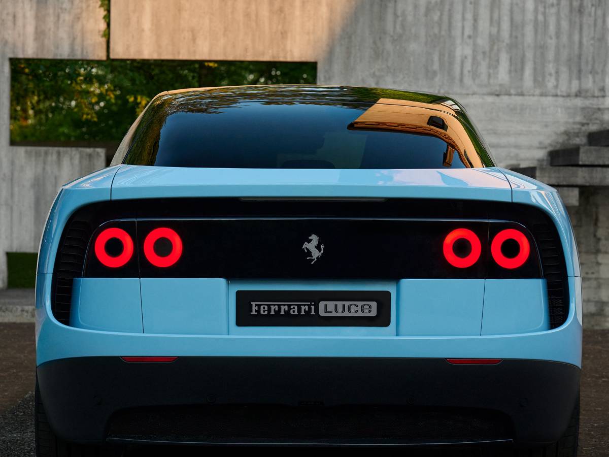 ferrari con luce va a sbattere in borsa da Ilgiornale.it ferrari con luce va a sbattere in borsa