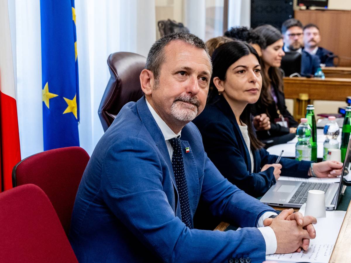 caso delmastro la giunta dice no all acquisizione delle chat e il m5s occupa i banchi del governo da Ilgiornale.it caso delmastro la giunta dice no all acquisizione delle chat e il m5s occupa i banchi del governo