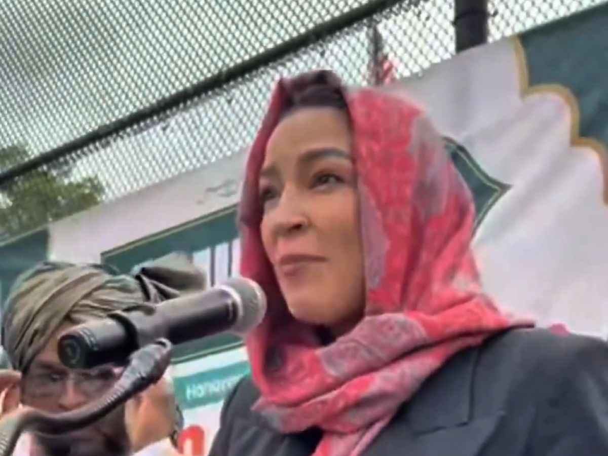 la pasionaria femminista col velo islamico il cortocircuito della ocasio cortez da Ilgiornale.it la pasionaria femminista col velo islamico il cortocircuito della ocasio cortez