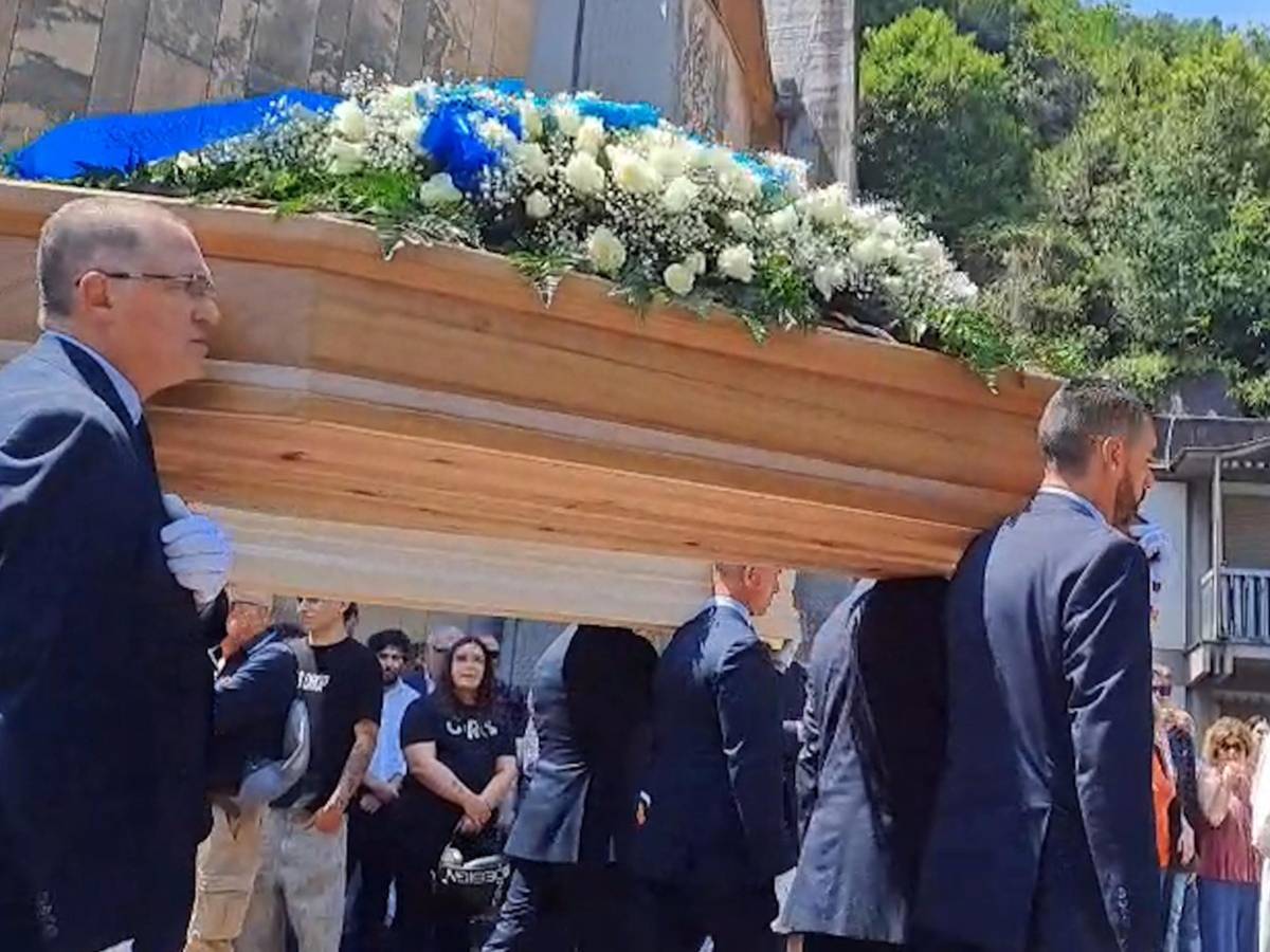 addio a monica montefalcone e giorgia sommacal lo strazio ai funerali da Ilgiornale.it addio a monica montefalcone e giorgia sommacal lo strazio ai funerali