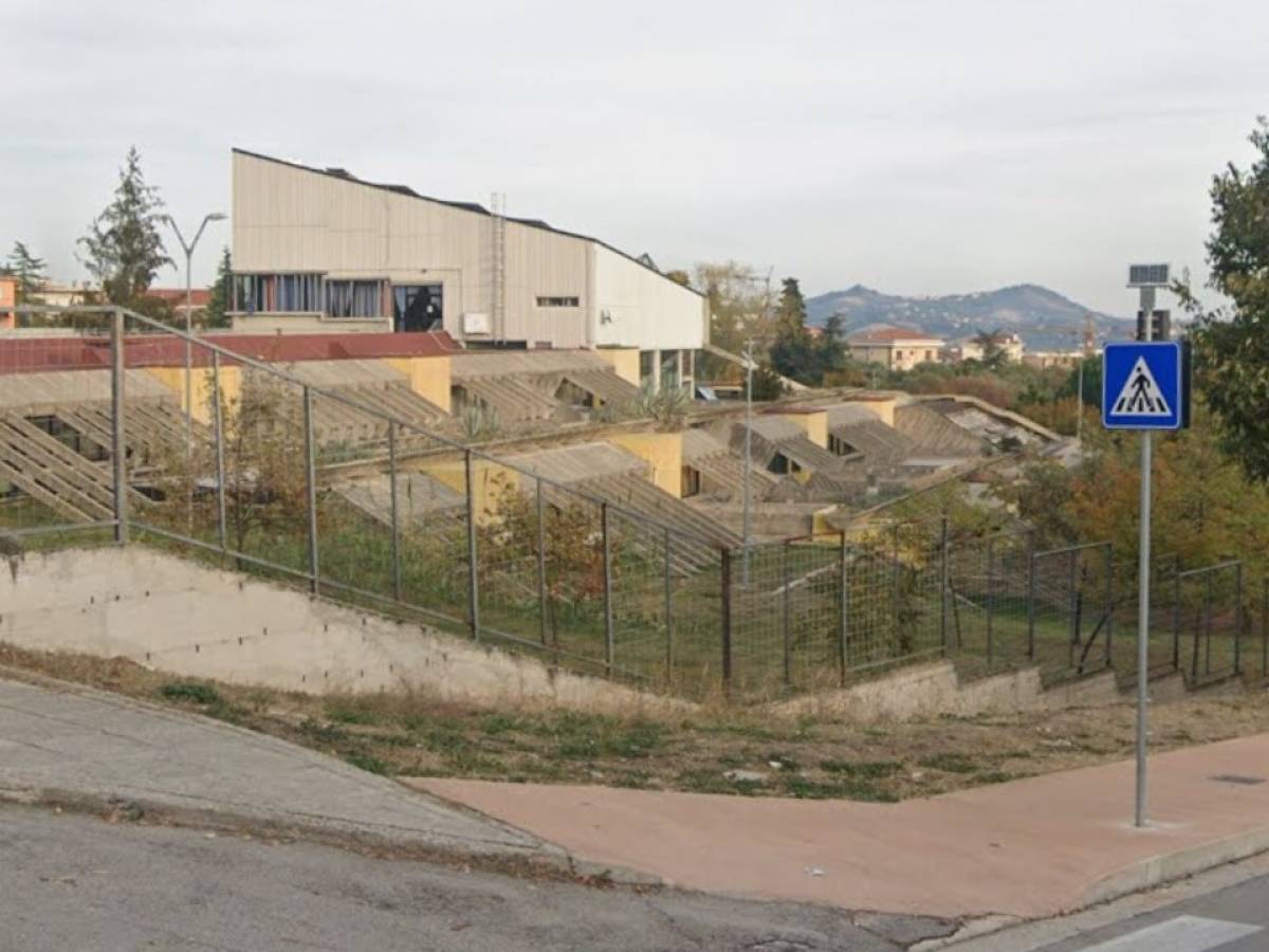 prof aggredito davanti alla classe da 4 alunni spinto contro il muro ho sbattuto la testa da Ilgiornale.it prof aggredito davanti alla classe da 4 alunni spinto contro il muro ho sbattuto la testa