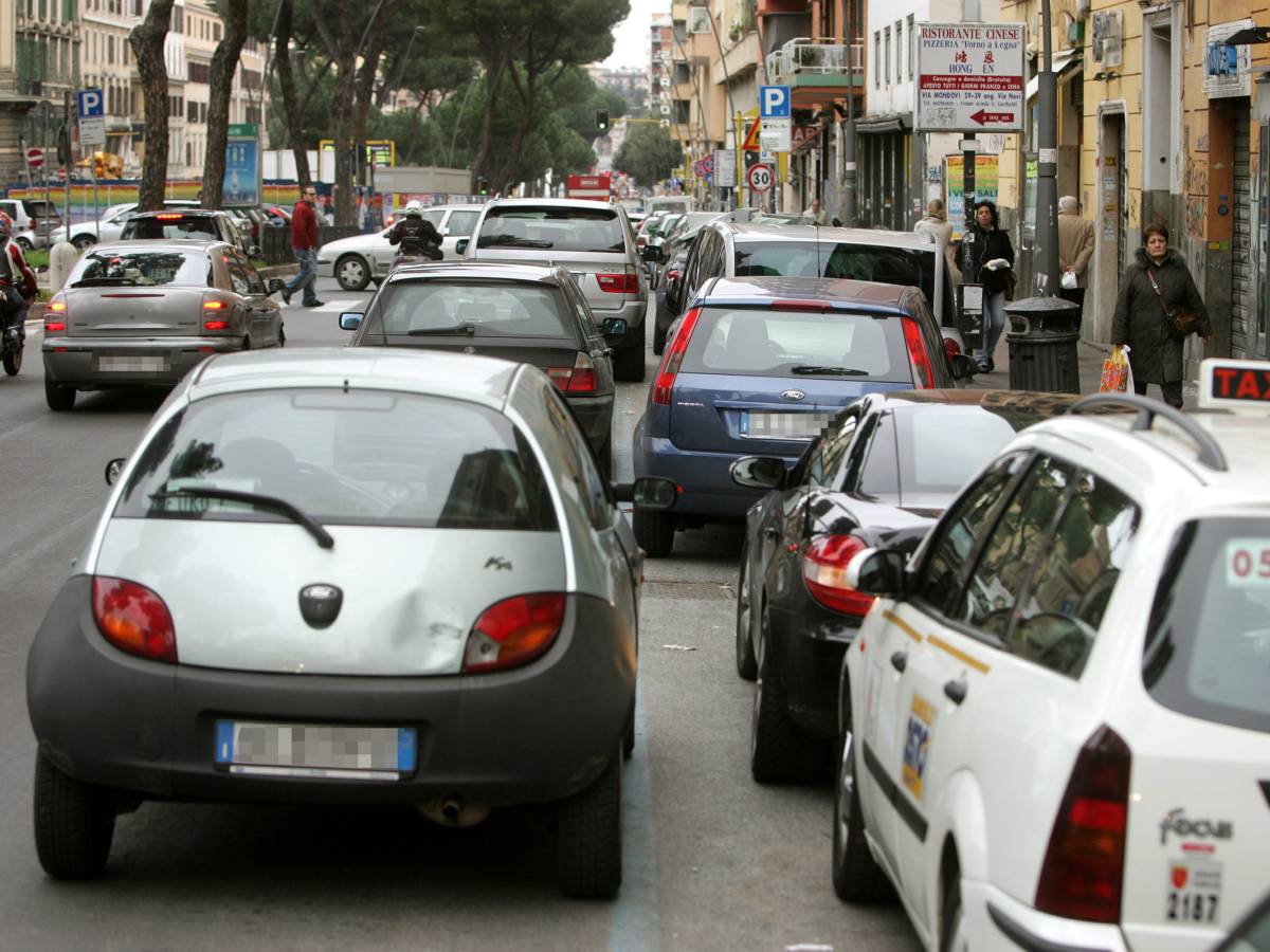 parcheggio in doppia fila quando la multa pu242 essere annullata la differenza che cambia tutto da Ilgiornale.it parcheggio in doppia fila quando la multa pu242 essere annullata la differenza che cambia tutto