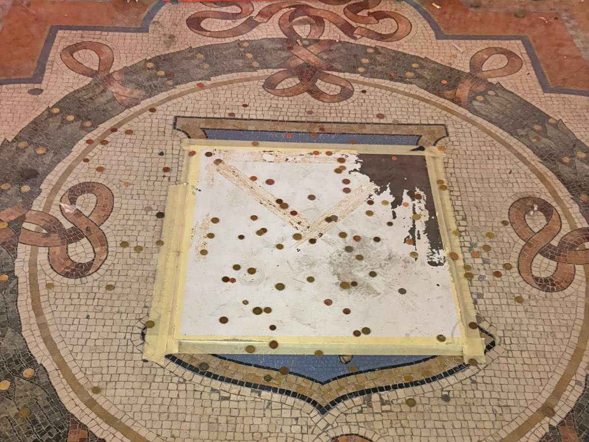 il comune copre il toro senza testicoli della galleria e i turisti lanciano le monetine da Ilgiornale.it il comune copre il toro senza testicoli della galleria e i turisti lanciano le monetine