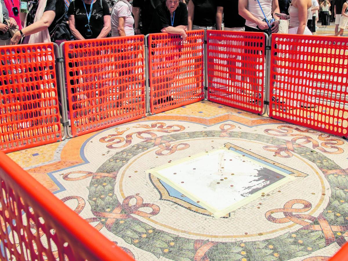 ora al toro senza pi249 testicoli i turisti lanciano le monetine da Ilgiornale.it ora al toro senza pi249 testicoli i turisti lanciano le monetine