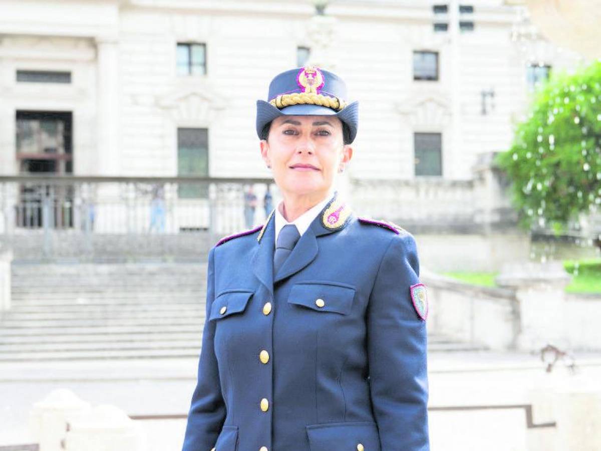 io portabandiera della polizia orgogliosa di lavorare per la sicurezza dei cittadini da Ilgiornale.it io portabandiera della polizia orgogliosa di lavorare per la sicurezza dei cittadini