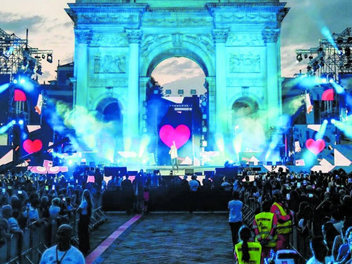 levante i pinguini e ty1 alla festa di radio deejay da Ilgiornale.it levante i pinguini e ty1 alla festa di radio deejay
