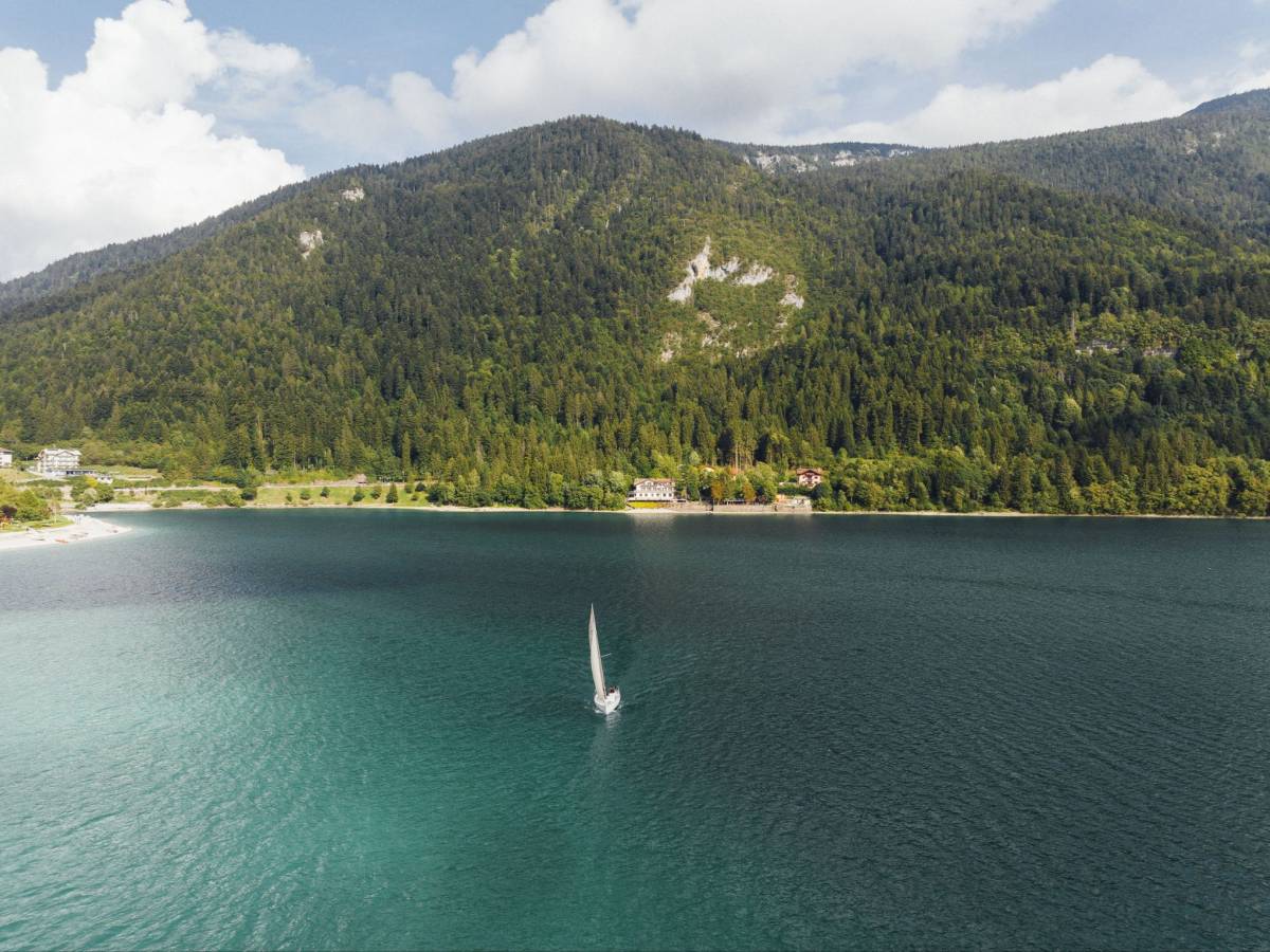 estate 2026 in trentino laghi balneabili sport outdoor e benessere naturale tra valsugana e altopiano di pin233 da Ilgiornale.it estate 2026 in trentino laghi balneabili sport outdoor e benessere naturale tra valsugana e altopiano di pin233