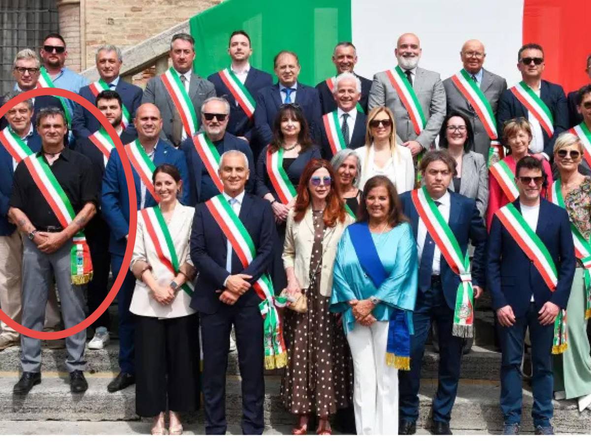 sindaco indossa una camicia nera alla festa della repubblica anpi offende la memoria da Ilgiornale.it sindaco indossa una camicia nera alla festa della repubblica anpi offende la memoria