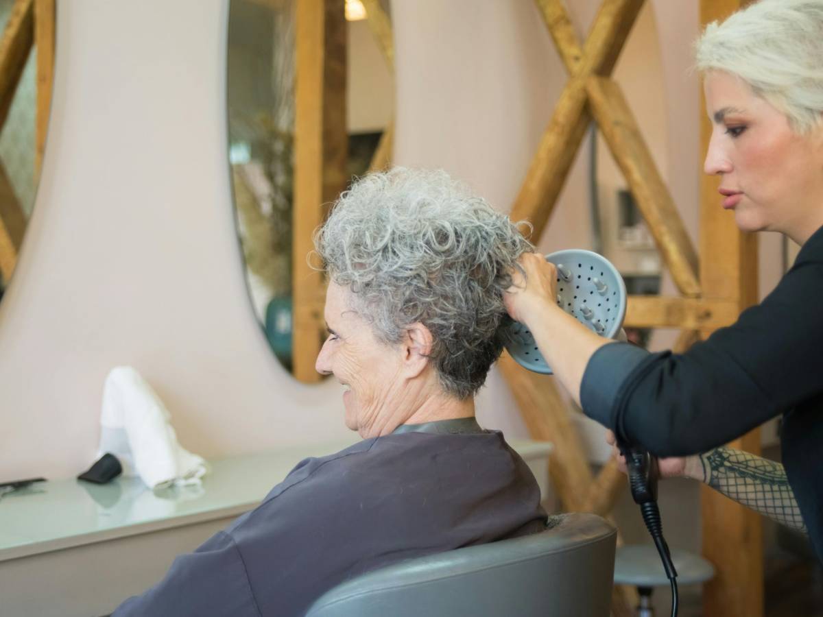 i tagli perfetti per l8217estate delle over 50 che valorizzano i capelli bianchi da Ilgiornale.it i tagli perfetti per l8217estate delle over 50 che valorizzano i capelli bianchi